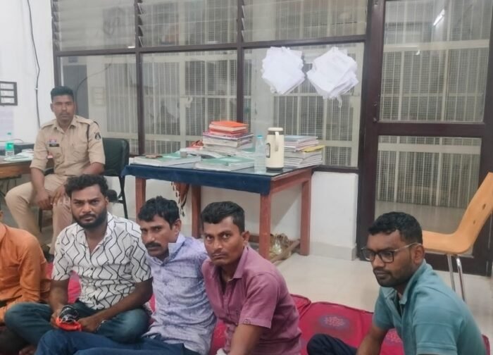 पाण्डुका के जतमई लॉज में जुआ फड़ पर पुलिस का छापा, 5 आरोपी रंगे हाथों गिरफ्तार 20 हजार नकद व ताश जब्त; केस दर्ज
