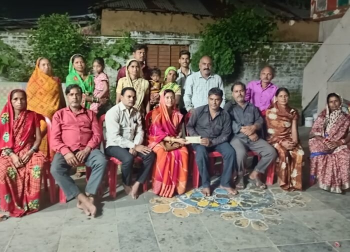 सरपंच लक्ष्मी नीलू वर्मा ने शोकाकुल परिवार को दी आर्थिक एवं खाद्यान्न सहायता
