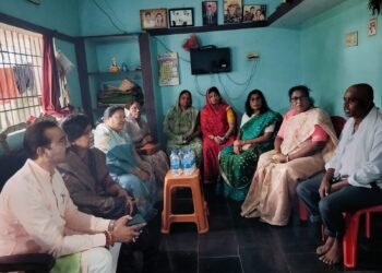आक्रोश – फंदे पर मिला आदर्श एकलव्य विद्यालय के छात्र का शव जिले के तीनों विधायक मृतक छात्र के ग्रह ग्राम पहुंचे, मजिस्ट्रेट जांच की मांग