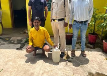 कच्ची महुआ शराब पर आबकारी का बड़ा शिकंजा, 9 लीटर शराब के साथ आरोपी गिरफ्तार