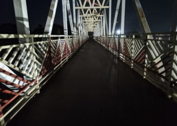 प्रयाग राज राजिम के लक्ष्मण झूला के लाइटें सप्ताह भर से बंद,, सैलानियों की हो रही परेशानी ,,सुधार दीजिए साहब,,