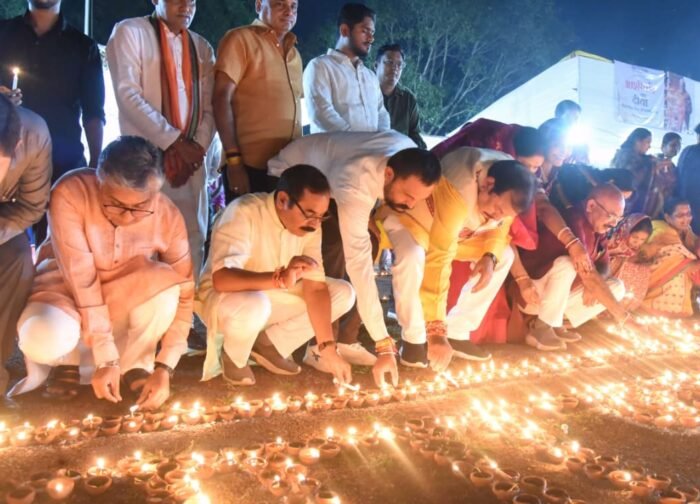 आशीर्वाद के दीये कार्यक्रम में जूते-चप्पल पहनकर दीप प्रज्वलन पर लोचन यादव ने उठाए सवाल