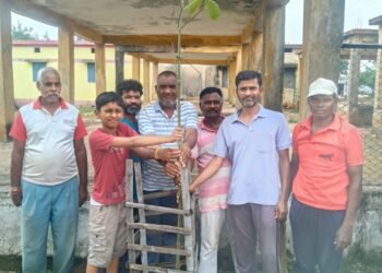 भागवत प्रसाद आडिल की स्मृति में रोपे पीपल-कदम के पेड़, परिवार को संवारने में निभाई थी अहम भूमिका