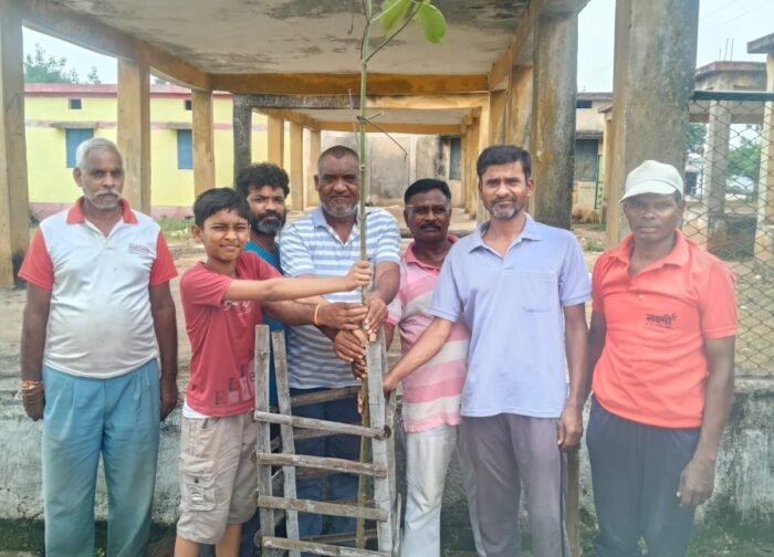 भागवत प्रसाद आडिल की स्मृति में रोपे पीपल-कदम के पेड़, परिवार को संवारने में निभाई थी अहम भूमिका