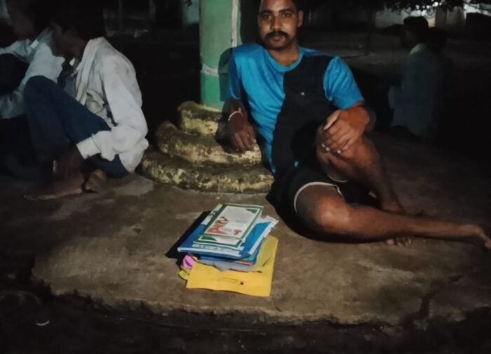 महुदा में राशन के लिए सुबह 4 बजे से कतार में लग रहे ग्रामीण, महीने में महज 5 दिन खुलती है दुकान