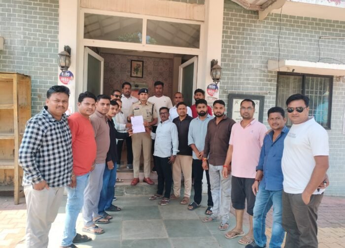 फेसबुक पर अभद्र टिप्पणी के विरोध में नगर कांग्रेस ने सौंपा ज्ञापन