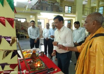 विश्वविद्यालय  परिसर स्थित प्रेस में विश्वकर्मा पूजा