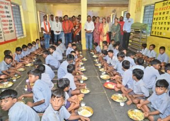 सेवा संकल्प अभियान के तहत सांकरा स्कूल में न्योता भोज आयोजित