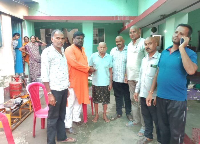 शोक संतप्त परिवार को फेकारी सरपंच ने दी सहायता राशि व चावल