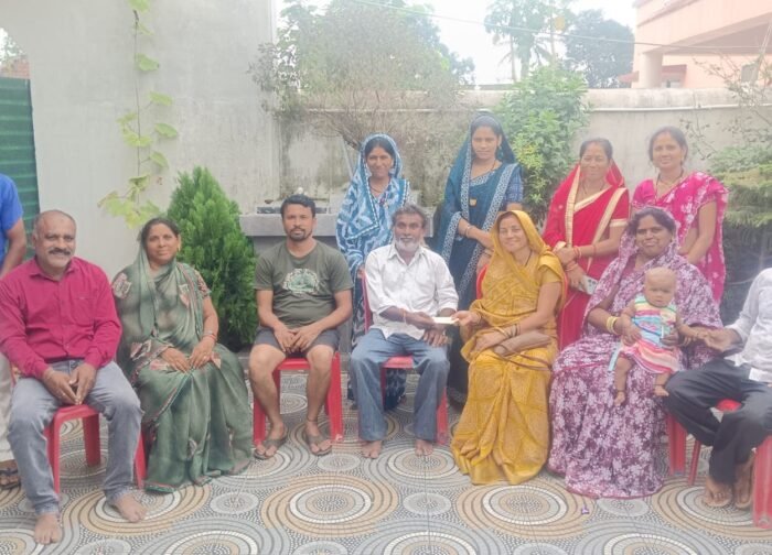 शोकाकुल परिवार को ग्राम पंचायत देवादा सरपंच लक्ष्मी वर्मा ने दी सहायता राशि