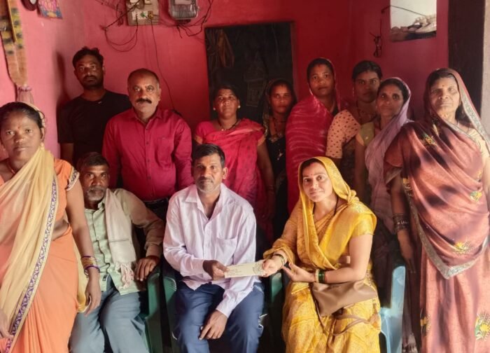 दुख की घड़ी में देवादा सरपंच बनी सहारा, शोकाकुल परिवार को 5 हजार रुपए व चावल की सहायता
