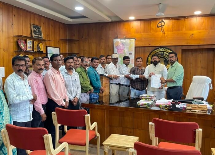 सचिव संघ गरियाबंद ने विभिन्न मांगों को लेकर जिला पंचायत सीईओ को सौंपे ज्ञापन,,,,,,,