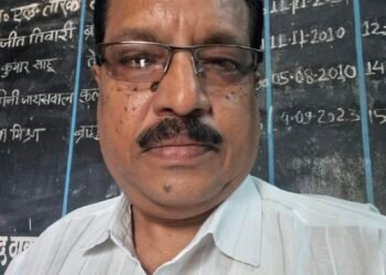 त्रैमासिक परीक्षा बना मजाक पीडीएफ प्रिंट आउट निकालने कंप्यूटर सेंटर के सामने लगा  शिक्षकों की भीड़,,,,