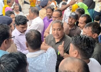मवेशियों की समस्या को लेकर किसान मवेशियों सहित पाटन की ओर निकले, तेलीगुंडरा में प्रशासन ने रोका