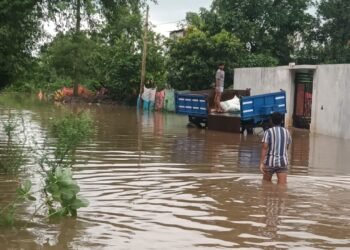 लगातार बारिश से खारुन नदी उफान पर, केसरा में घरों तक पहुंचा पानी; निपानी स्कूल भी जलमग्न