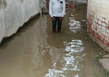 करसा में नाली सफाई नहीं होने से बजरंग चौक जलमग्न, मकानों पर मंडरा रहा खतरा