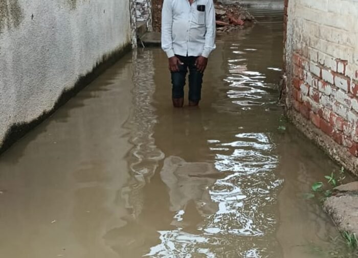 करसा में नाली सफाई नहीं होने से बजरंग चौक जलमग्न, मकानों पर मंडरा रहा खतरा