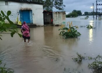 जमराव में नदी पर तटबंध नहीं बनने से ग्रामीणों की जान पर मंडरा रहा खतरा