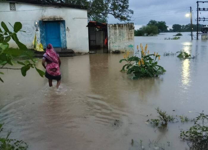 जमराव में नदी पर तटबंध नहीं बनने से ग्रामीणों की जान पर मंडरा रहा खतरा