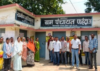 ग्राम पंचायत पहंदा (अ) में सचिव को हटाने की मांग तेज, सरपंच सहित जनप्रतिनिधियों एवं ग्रामीणों ने पंचायत भवन में लगाया ताला