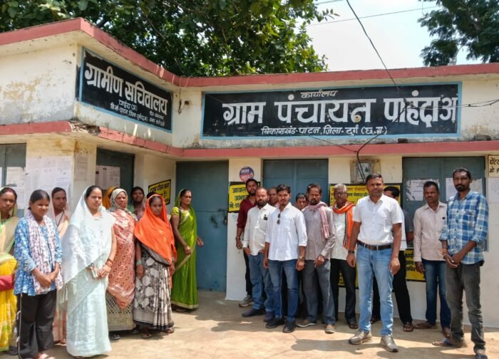 ग्राम पंचायत पहंदा (अ) में सचिव को हटाने की मांग तेज, सरपंच सहित जनप्रतिनिधियों एवं ग्रामीणों ने पंचायत भवन में लगाया ताला