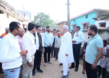 पूर्व मुख्यमंत्री भूपेश बघेल ने केसरा,बोरेन्दा में बाढ़ पीड़ितों एवं किसानों से मिलकर की चर्चा एवं जाना हाल