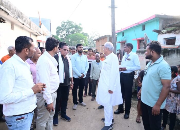 पूर्व मुख्यमंत्री भूपेश बघेल ने केसरा,बोरेन्दा में बाढ़ पीड़ितों एवं किसानों से मिलकर की चर्चा एवं जाना हाल