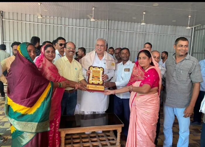 अरसनारा परिक्षेत्रीय के सामाजिक पदाधिकारियों ने पूर्व मुख्यमंत्री भूपेश बघेल से की सौजन्य भेंट, परिक्षेत्रीय भवन के लिए राशि स्वीकृति की मांग