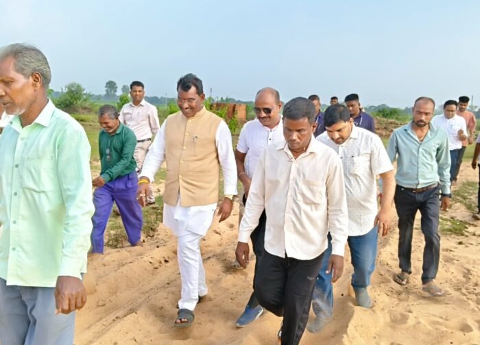 बाढ़ आपदा के बीच ग्राउंड जीरो पर उतरे विधायक रोहित साहू,,,,,,,