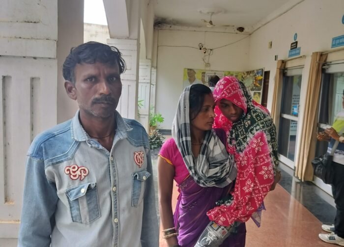 राशन कार्ड से 13 वर्षीय दिव्यांग बेटे का नाम कटा, गुहार लगाने पहुंचे माता-पिता; सीईओ ने दिए आधार अपडेट के निर्देश