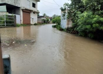 प्रकृति की बारिश, इंसानों की गलती! नाले पाटे जाने से बजरंग चौक में घरों तक पहुंचा पानी
