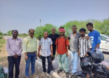 28 राज्यों की पैदल यात्रा पूरी कर रायपुर लौट रहे सौरभ देवांगन से ग्राम औरी में परिक्षेत्रीय साहू संघ अरसनारा के पदाधिकारियों ने की मुलाकात