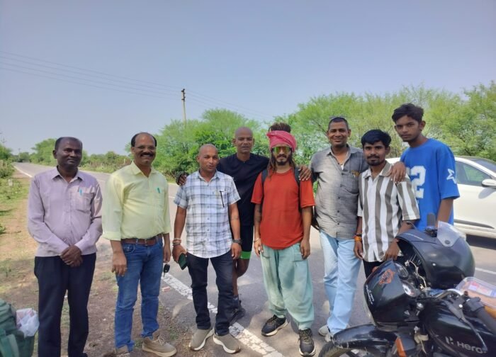 28 राज्यों की पैदल यात्रा पूरी कर रायपुर लौट रहे सौरभ देवांगन से ग्राम औरी में परिक्षेत्रीय साहू संघ अरसनारा के पदाधिकारियों ने की मुलाकात