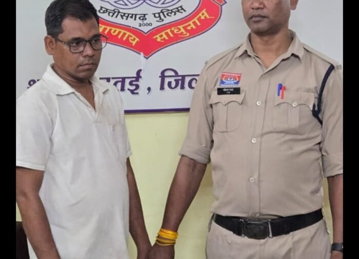 उमरपोटी बोगदा पुल के पास गांजा बेचते आरोपी को उतई पुलिस ने पकड़ा, 2.12 किलो गांजा जब्त