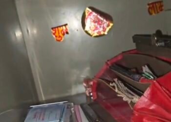 रजनकटा में दिनदहाड़े चोरी 80 हजार नगदी और ढाई लाख का सोना चांदी उडा ले गया ,,,चोर,,,,साबुत मिटाने चोर ने पूरे बेडरूम, बिस्तर और अलमारी में छिड़के मिर्ची पाउडर ,,,,,