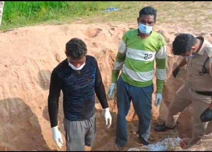 4 दिन बाद कब्र खोदकर निकाला गया महिला का लाश,,मायके पक्ष को संदेह,,,