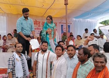 सेतु शिविर में सरपंचों का हंगामा, प्रोग्राम अधिकारी को हटाने की मांग पर की नारेबाजी, विधायक रोहित साहू ने जांच कर कार्रवाई का दिया आश्वासन,,,,,,,