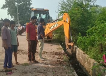 तरीघाट में नालियों की सफाई शुरू, विकास कार्यों ने पकड़ी रफ्तार