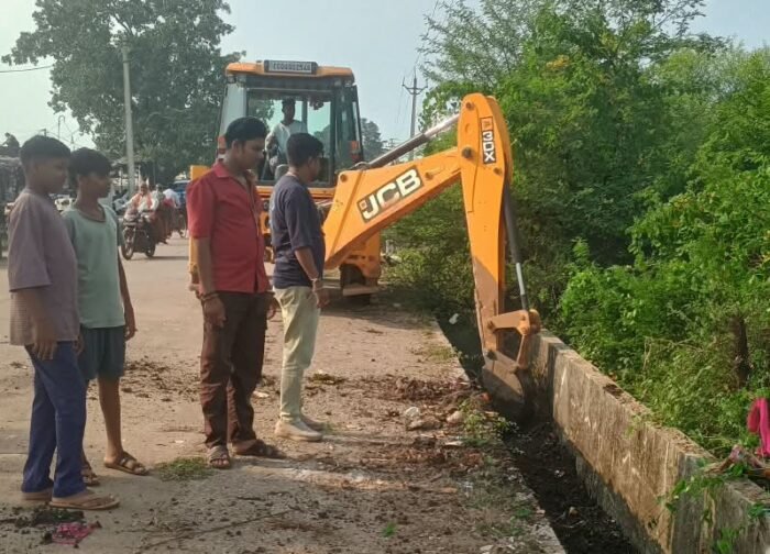 तरीघाट में नालियों की सफाई शुरू, विकास कार्यों ने पकड़ी रफ्तार