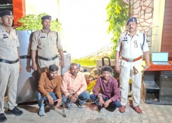 सूने मकान में चोरी का खुलासा, तीन आरोपी गिरफ्तार, दो अपचारी बालक अभिरक्षा में  की तलाश