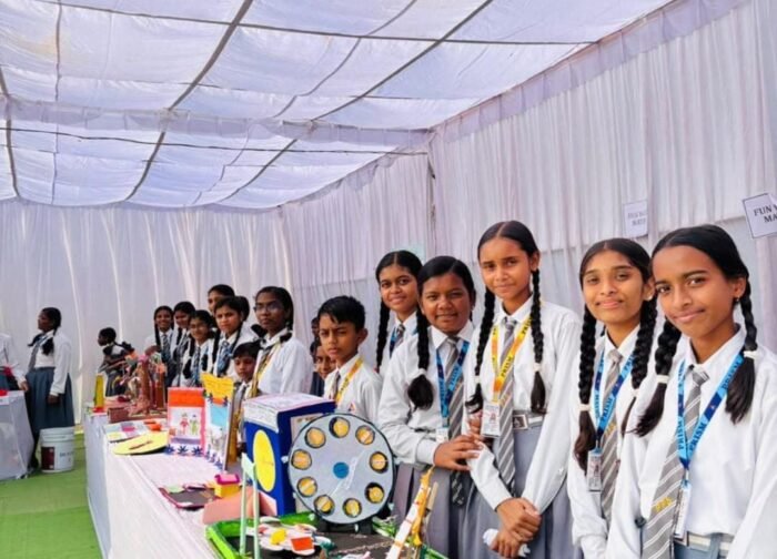 प्रिज्म पब्लिक स्कूल महकाखुर्द में विज्ञान एवं कला प्रदर्शनी के साथ आनंद मेले का आयोजन