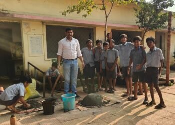 पूर्व व्यावसायिक शिक्षा से विद्यार्थियों को मिल रहा हुनर, शासकीय पूर्व माध्यमिक शाला बठेना में सीमेंट गमला निर्माण का प्रशिक्षण