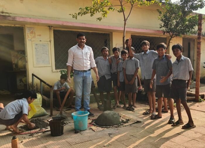 पूर्व व्यावसायिक शिक्षा से विद्यार्थियों को मिल रहा हुनर, शासकीय पूर्व माध्यमिक शाला बठेना में सीमेंट गमला निर्माण का प्रशिक्षण