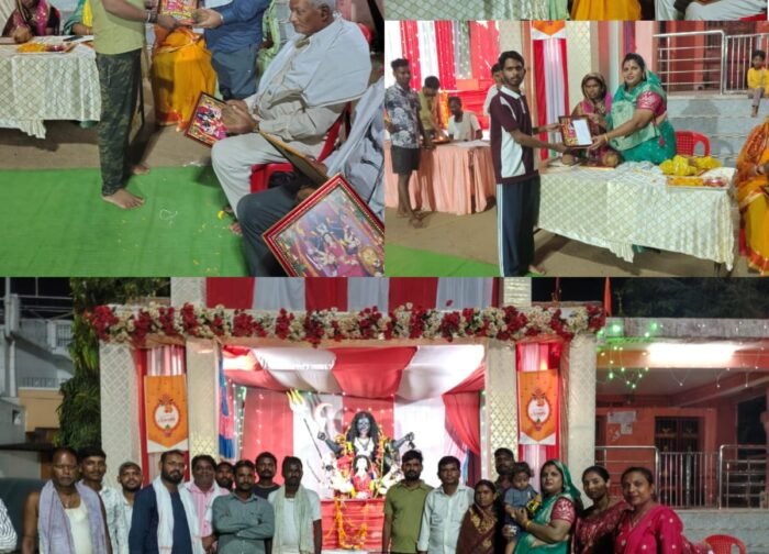प्रतिभाओं का सम्मान समाज को नई दिशा देता है, युवा दुर्गा उत्सव समिति की पहल सराहनीय : बाबा वर्मा