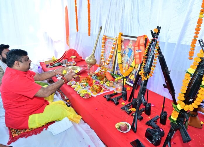 विजयादशमी पर केबिनेट मंत्री गजेन्द्र यादव ने शस्त्र पूजन कर दी शुभकामनाएँ