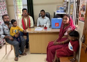 सांकरा उपस्वास्थ्य केंद्र का  सरपंच रवि सिंगौर ने किया निरीक्षण…बच्चों के टीकाकरण की ली जानकारी