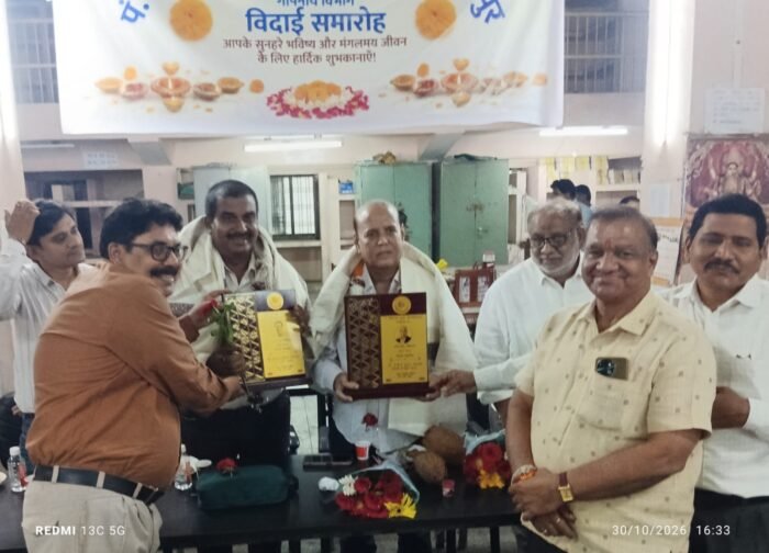 रविशंकर विश्वविद्यालय के तीन कर्मचारी सेवानिवृत्त, गरिमामय समारोह में दी गई भावभीनी विदाई