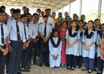 बच्चों को देखकर शिक्षा मंत्री ने रोका काफिला, आत्मानंद स्कूल में विकास कार्यों की घोषणा