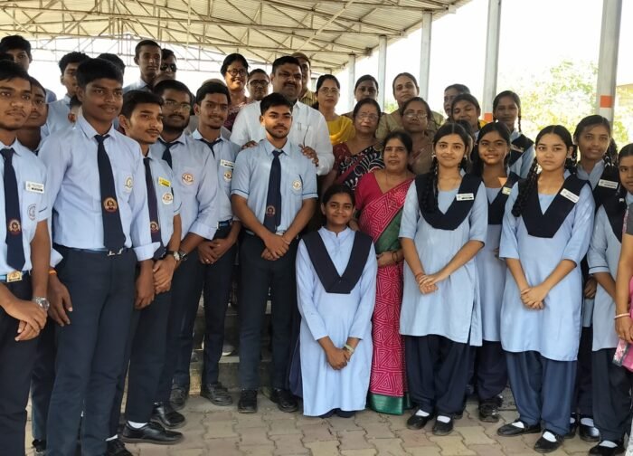 बच्चों को देखकर शिक्षा मंत्री ने रोका काफिला, आत्मानंद स्कूल में विकास कार्यों की घोषणा