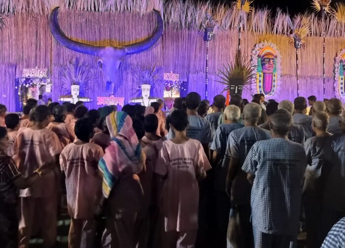 फील परमार्थम आश्रम के 95 से अधिक बुजुर्गों व मानसिक रूप से कमजोर महिला-पुरुषों ने किए पाषाण युग की झांकी के दर्शन